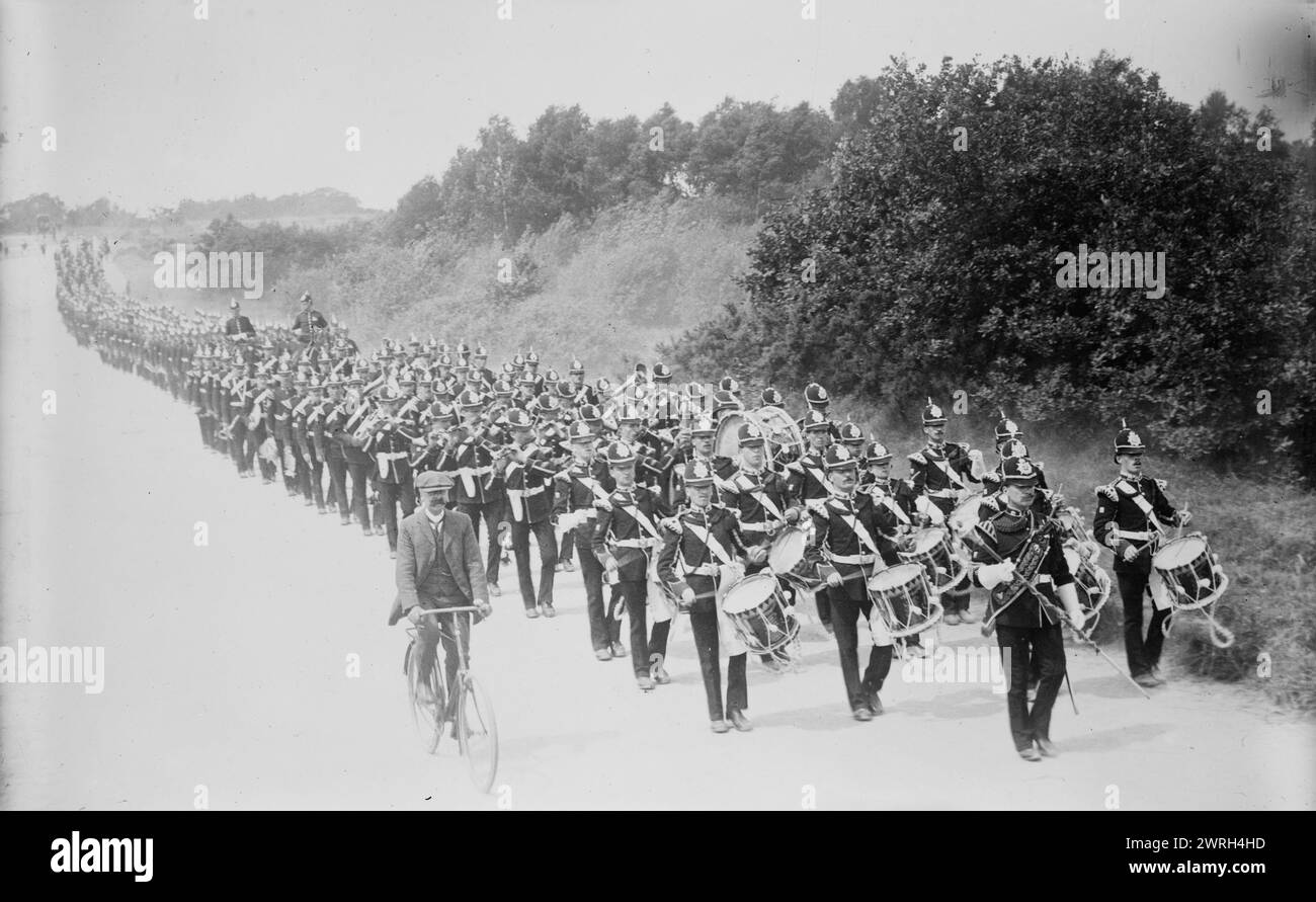 Aldershot – Rekruten auf der Übungswanderung zwischen 1910 und 1915. Britische Soldaten im Armeelager Aldershot in England während des Ersten Weltkriegs Stockfoto