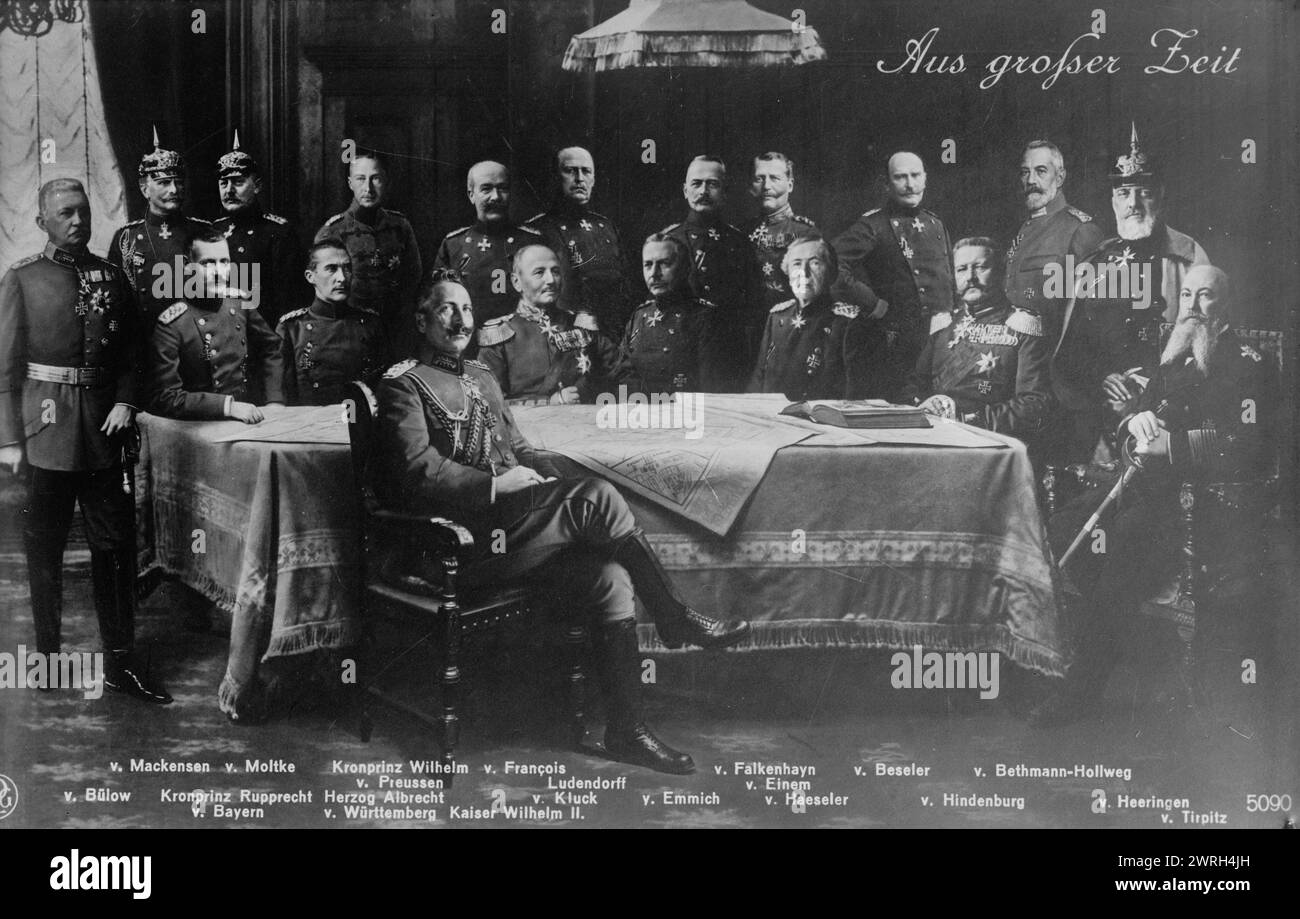 Kaiser und seine Generäle, zwischen 1910 und 1915. Deutscher Kaiser Wilhelm II. Mit seinen Generälen während des Ersten Weltkriegs: Von Bulow, von Mackensen, von Molike, Kronprinz Wilhelm von Preußen, von Francois, Ludendorff, von Falkenheyn, von Eimen, von Beseler, von Bethman-Hollweg, von Heeringen. Von links nach rechts sitzend: Kronprinz Rupprecht of Photography ist eine Montage von Einzelbildern, die zusammen fotografiert wurden. Stockfoto