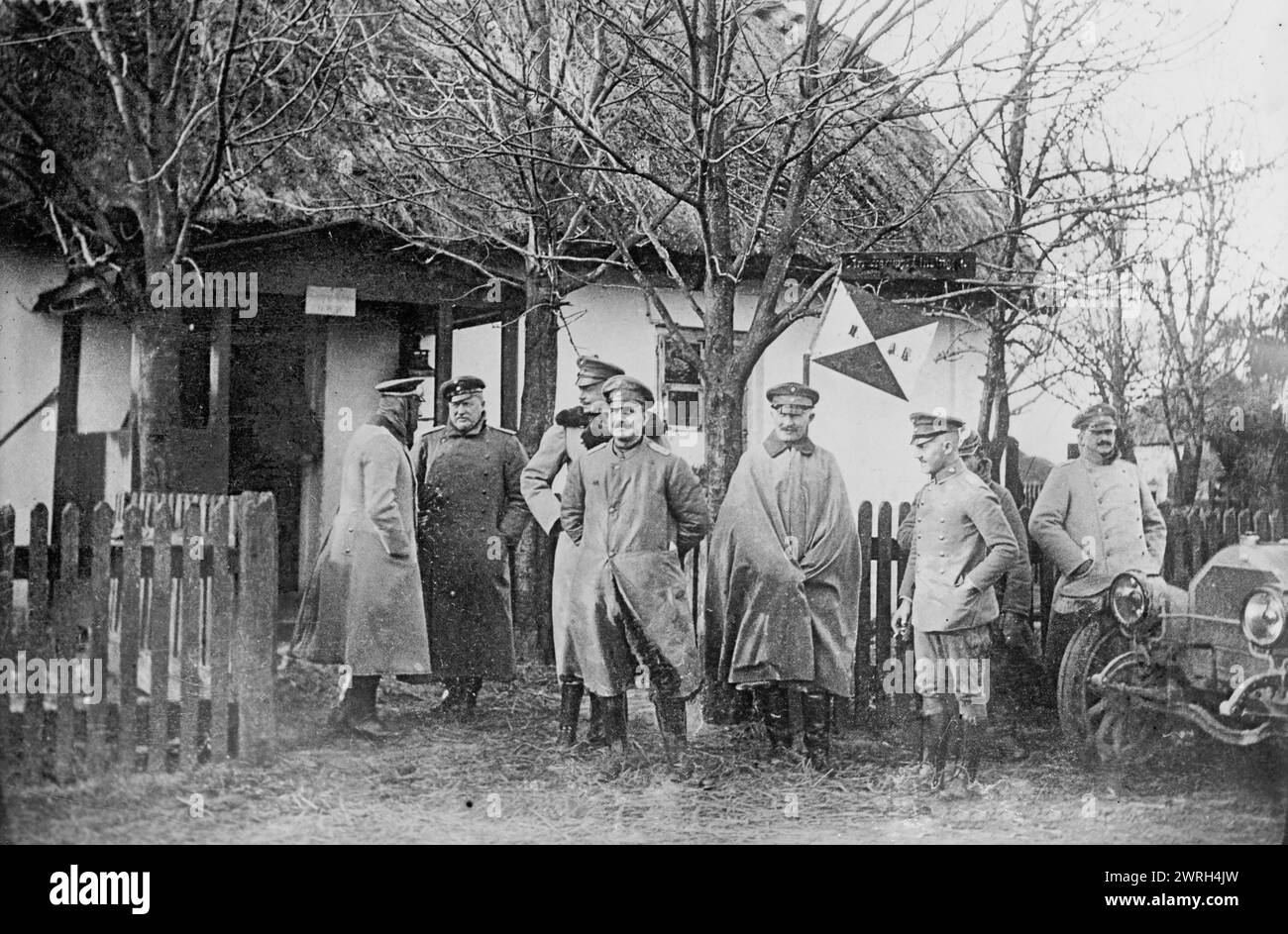 Prince of Wied in Eastern war Zone, 25. April 1915 (Datum der Erstellung oder Veröffentlichung später). Armeeoffiziere während des Ersten Weltkriegs Stockfoto