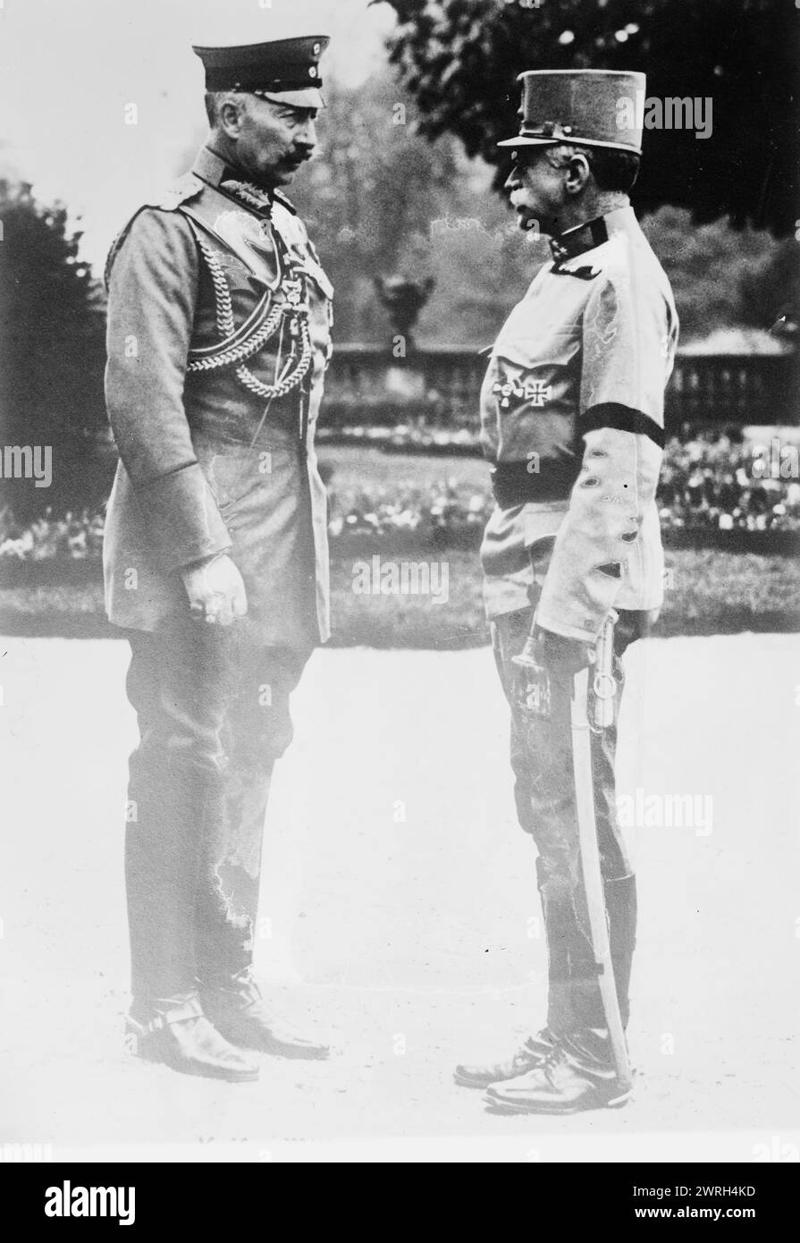 Kaiser &amp; General von Hotzendorf, zwischen 1914 und 1915. Kaiser Wilhelm II. Von Deutschland (1859–1941) mit Graf Franz Xaver Joseph Conrad von Ho&#xa8;tzendorf (1852–1925), einem österreichisch-ungarischen Armeeoffizier. Stockfoto
