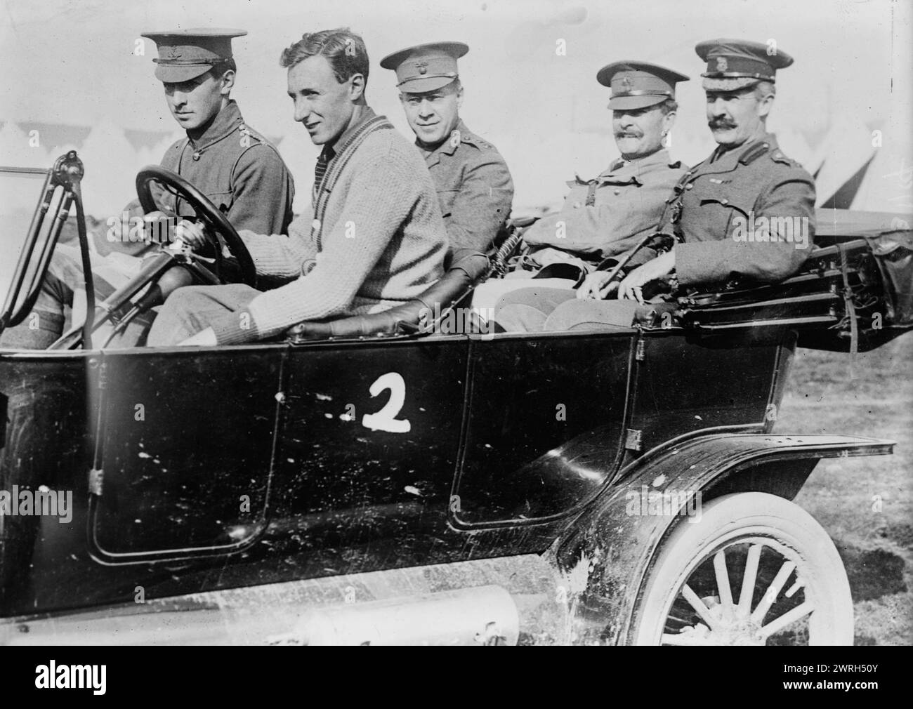 Colonel Williams, Commanding Valcartier Camp, Kanada, zwischen 1914 und 1915. Colonel Victor Williams mit kanadischen Soldaten im Auto auf der Canadian Forces Base Valcartier, Saint-Gabriel-de-Valcartier, Quebec. Das Lager wurde im August 1914 als Teil der Mobilisierung der Canadian Expeditionary Force zu Beginn des Ersten Weltkriegs gegründet Stockfoto