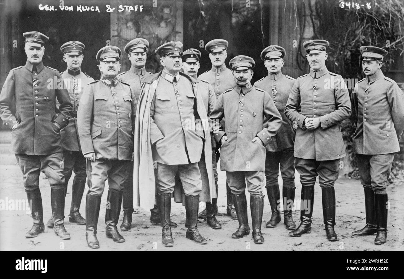 General von Kluck und Stab, zwischen 1914 und 1915. Herman von Kuhl (3. Von links); Alexander Heinrich Rudolph von Kluck (1846–1934), preußischer General der Infanterie und Heeresführer während des Ersten Weltkriegs (5. Von links); und Walter von Bergmann (8. Von links). Stockfoto