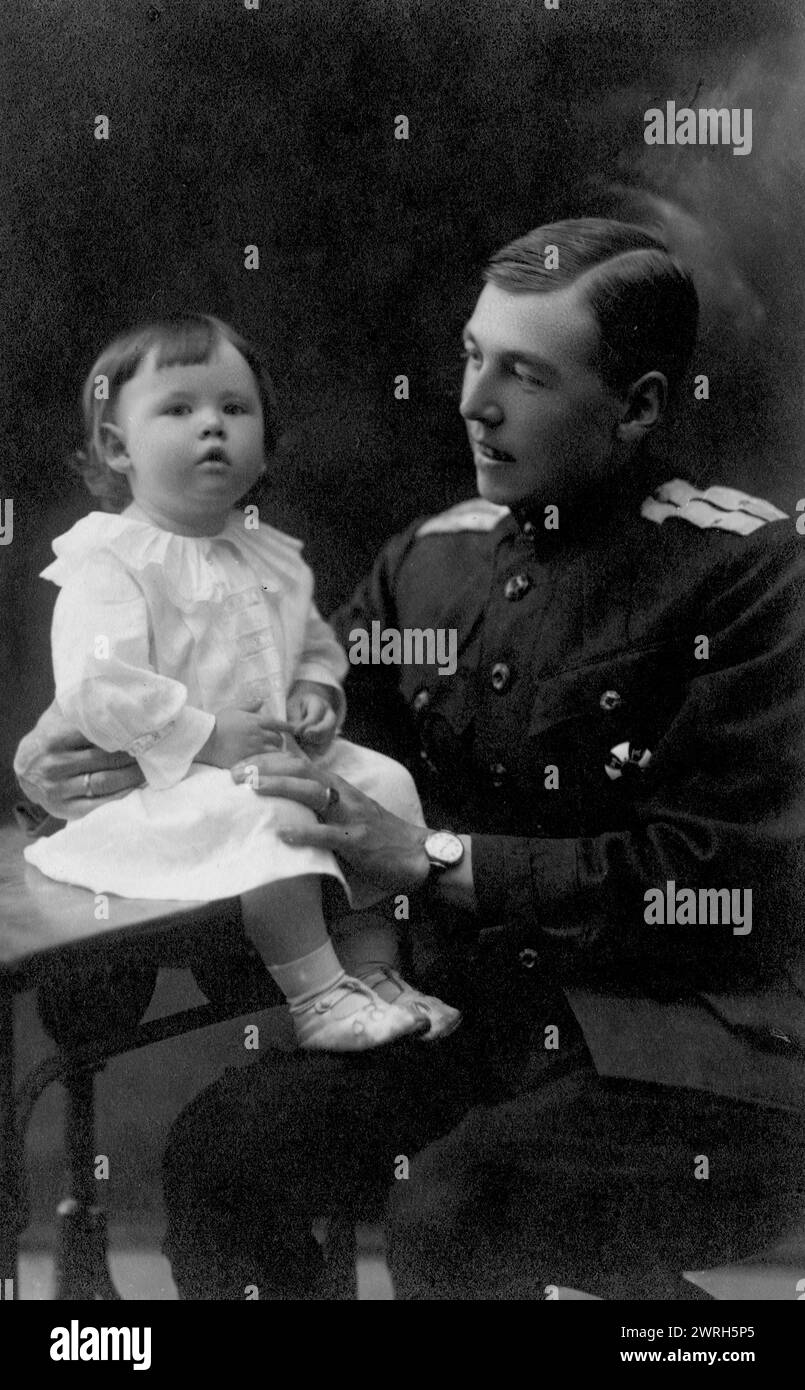 Briner Felix Juliewitsch mit seiner Tochter Irina, 1919. Aus einer Sammlung von 82 Fotos aus dem Archiv von Yul Brynner (1920–85), dem berühmten Hollywood-Schauspieler, Oscar-Gewinner und gebürtigen Wladiwostok, aufbewahrt im V.K. Arseniev Primorsky Regional Unified Museum in Wladiwostok. YUL Brynner, dessen richtiger Name Iulii Borissowitsch Briner war der Enkel des Wladiwostok Geschäftsmannes und Persönlichkeit der Wladiwostok der Wende vom 19. Zum 20. Jahrhundert Iulii Iwanowitsch Briner (1849–1920), Eigentümer der Blei- und Zinkminen in Tetiukh (heute Dalnegorsk) und der Reederei und Schiffsreparatur Stockfoto