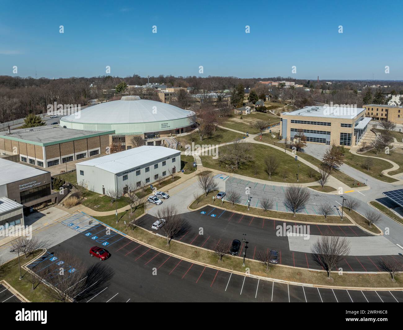 Luftaufnahme des Community College of Baltimore County Catonsville mit Solarpaneelen überdachten Parkplätzen, Wellness-Sportzentrum, Fortbildung Stockfoto