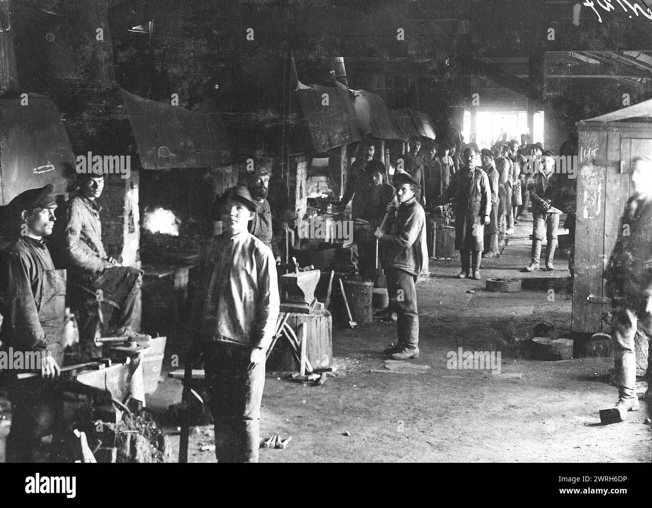 Forge, 1911. Aus einer Sammlung von Dokumenten und Fotografien von mehr als 30 Teilnehmern des russischen Bürgerkriegs im Kusbass, darunter Kommandeure und Kommissare der Roten Partisanenbewegung. Zu den einzigartigen Gegenständen der Sammlung gehören Materialien über die Zirkulation von Geld in Sibirien (also die neue Währung, die von der Koltschak-Regierung eingeführt wurde) und das Fotoalbum „Entwicklung des Anzher Coal-Mine District in 1918-23“. Museum für Regionalgeschichte und Folklife der Oblast Kemerowo Stockfoto