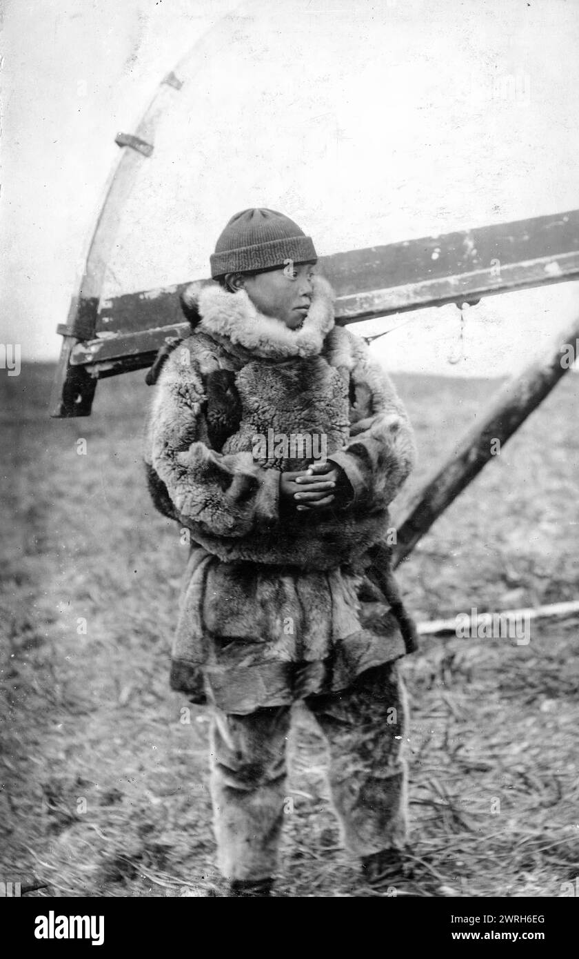 Chukchi-Junge in Nationalkleidung, Kukhlyanka, Pelzhosen, 1910-1929. Aus einem Album mit 296 Werken, das einen Einblick in das Leben im russischen Fernen Nordosten im ersten Drittel des 20. Jahrhunderts bietet. Es umfasst Naturszenen von Kamtschatka, Ansichten von Petropawlowsk und anderen Bevölkerungszentren und Bilder der indigenen Völker Kamtschatkas und der benachbarten Gebiete - ihre Berufe und ihre materielle Kultur. Kamtschatka Regional Unified Museum Stockfoto