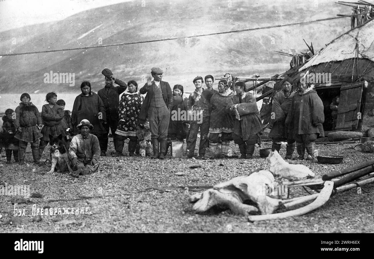 Preobrazhenie Bay: Chukchi vor ihrem Haus, in traditioneller nationaler Pelzkleidung, Kamleikas, 1910–1929. Aus einem Album mit 296 Werken, das einen Einblick in das Leben im russischen Fernen Nordosten im ersten Drittel des 20. Jahrhunderts bietet. Es umfasst Naturszenen von Kamtschatka, Ansichten von Petropawlowsk und anderen Bevölkerungszentren und Bilder der indigenen Völker Kamtschatkas und der benachbarten Gebiete - ihre Berufe und ihre materielle Kultur. Kamtschatka Regional Unified Museum Stockfoto