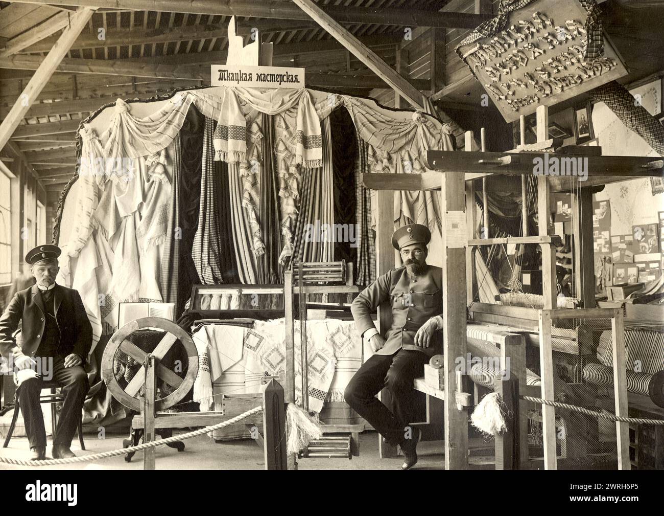 Ausstellungen von Handwerkern des Jekaterinburger Zemstvo, 1911. Aus einer Sammlung von Fotografien, die die erste westsibirische Landwirtschafts-, Forst- und Industriehandelsmesse dokumentieren, die 1911 in Omsk stattfand. Die Ausstellung fand vom 15. Juni bis zum 1. August desselben Jahres statt und war ein bedeutendes Ereignis im Leben der sibirischen Region. In Sibirien war nie etwas in dieser Größenordnung oder auf dieser Ebene von Ehrgeiz inszeniert worden. Staatliches Museum für Regionalgeschichte und Folklife von Omsk Stockfoto