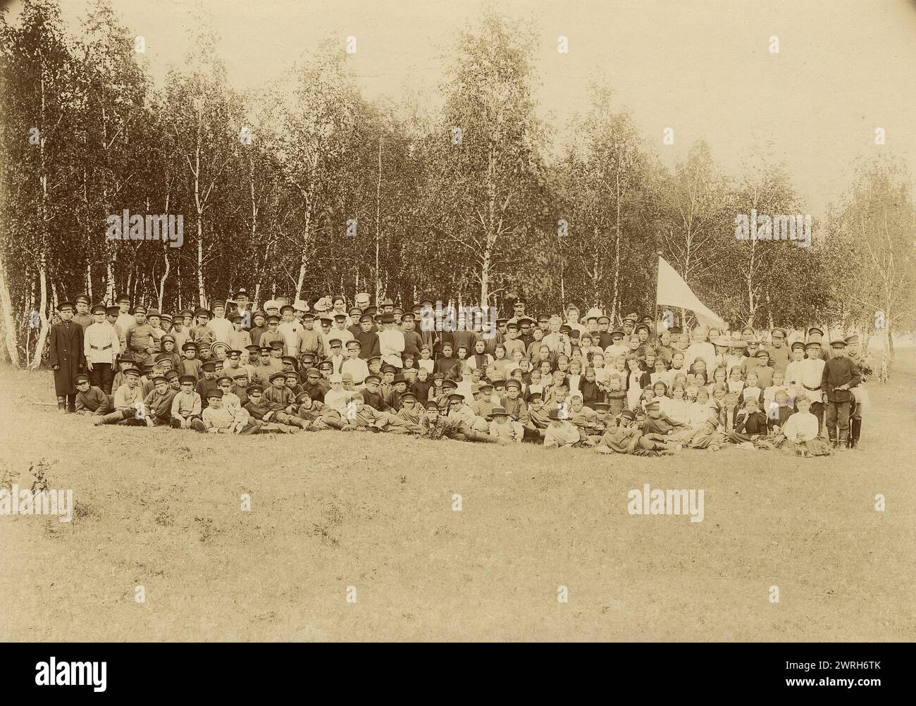 Ausflug - ein Spaziergang durch Teilnehmer des Spielplatzes der Gesellschaft für Grundschulpflege in der Nähe der Stadt Krasnojarsk, dem Ort „Kalinin Klyuch“ hinter dem Kloster Himmelfahrt, 1901. Diese Sammlung umfasst mehr als vierhundert Fotografien des täglichen Lebens in der Provinz Jenisei in der späten Zarenzeit. Fotos zeigen Bauern, Kosaken und hochrangige Beamte. Museum für Regionalgeschichte und Folklife der Region Krasnoiarsk Stockfoto