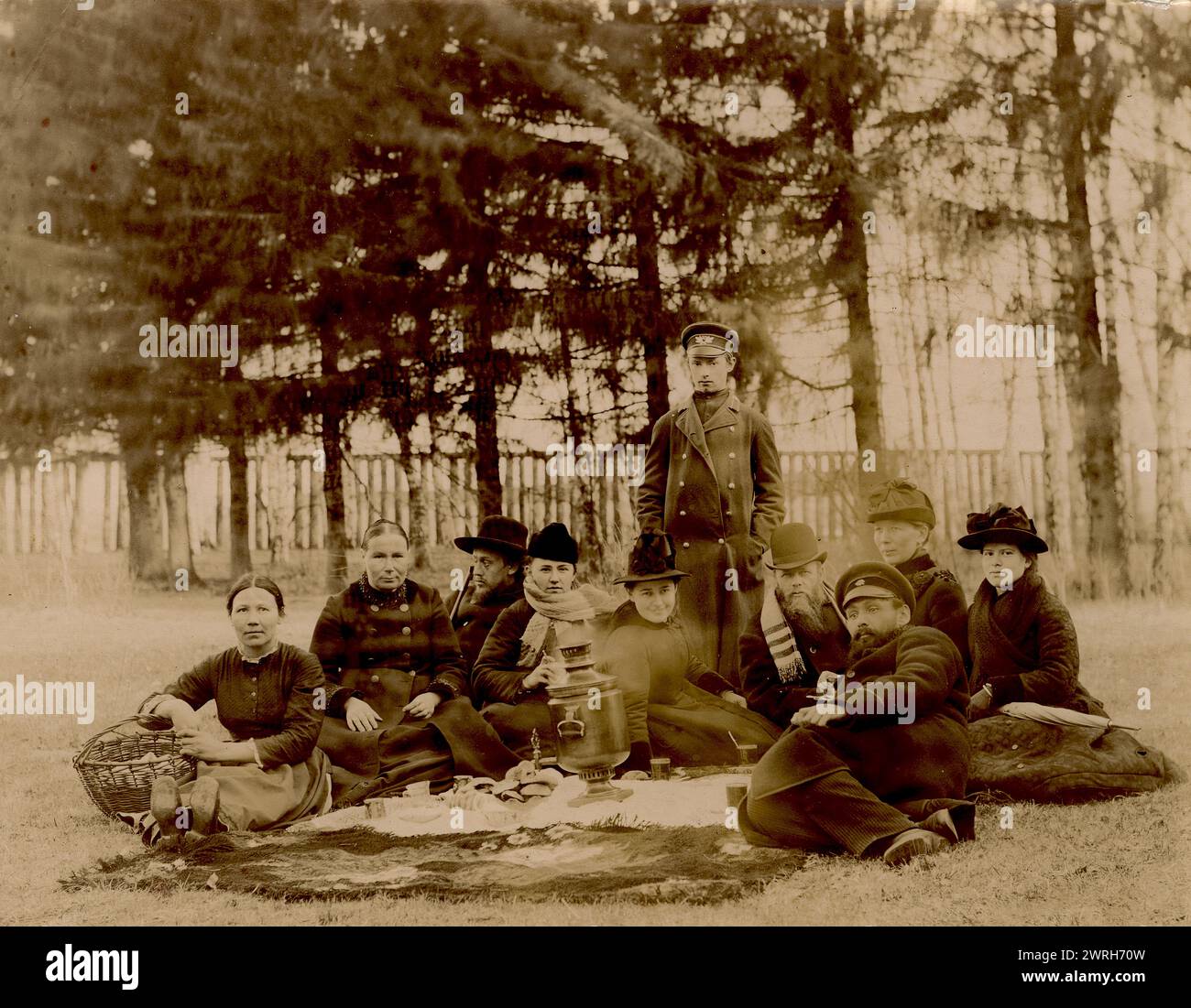 G.V. Iudina's Familie mit ihren Gästen im Garten im Dacha in Tarakanovo, 1907. Diese Sammlung umfasst mehr als vierhundert Fotografien des täglichen Lebens in der Provinz Jenisei in der späten Zarenzeit. Fotos zeigen Bauern, Kosaken und hochrangige Beamte. Museum für Regionalgeschichte und Folklife der Region Krasnoiarsk Stockfoto