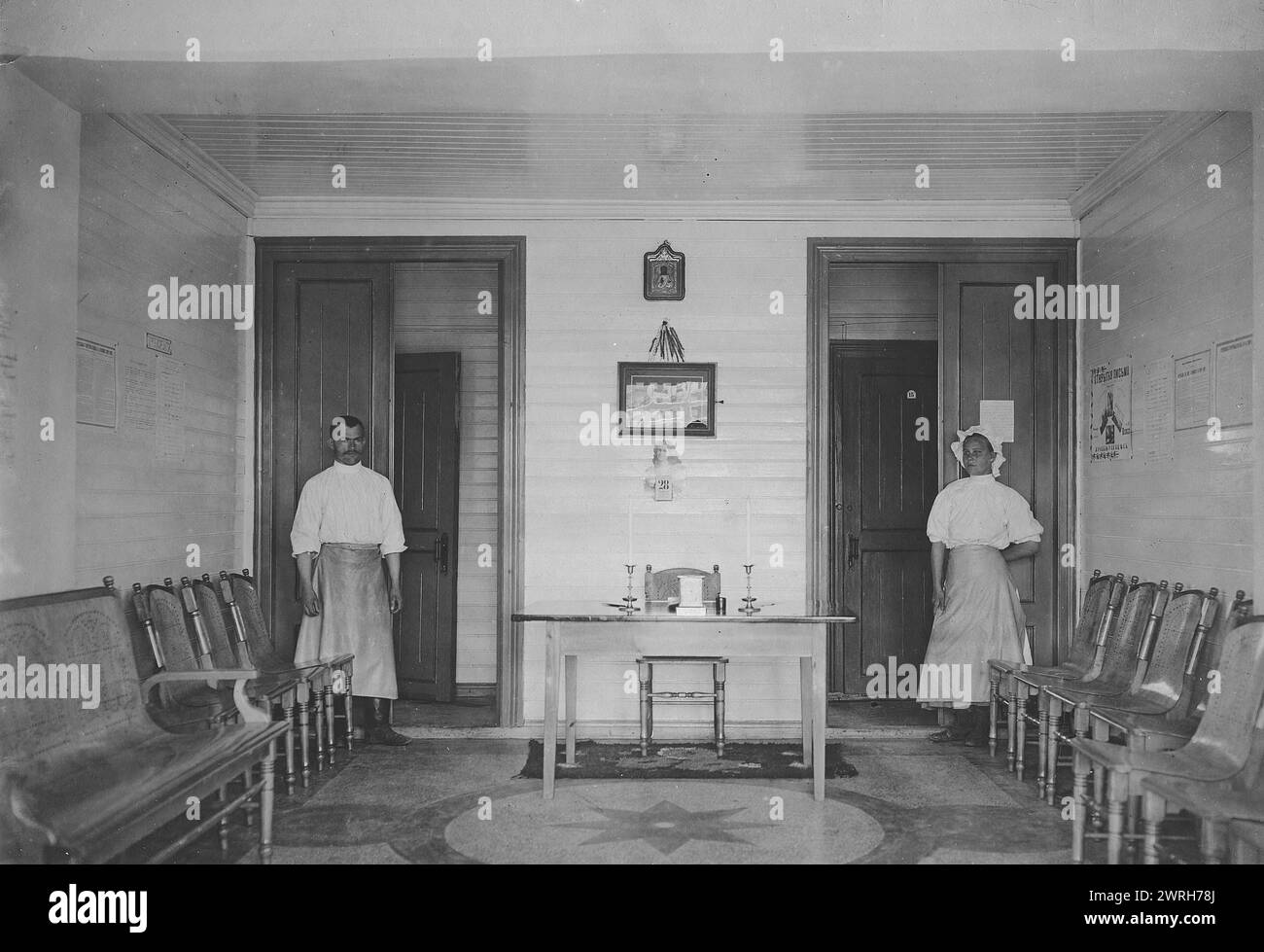 Innenraum eines Arztes in der Wartehalle des Sees Shira, 1900-1909. Diese Sammlung umfasst mehr als vierhundert Fotografien des täglichen Lebens in der Provinz Jenisei in der späten Zarenzeit. Fotos zeigen Bauern, Kosaken und hochrangige Beamte. Museum für Regionalgeschichte und Folklife der Region Krasnoiarsk Stockfoto