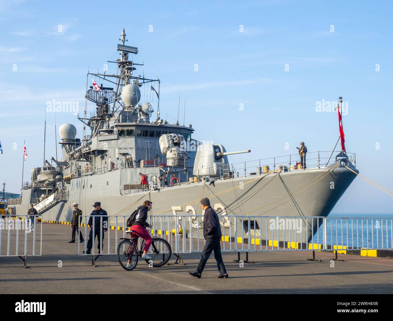 Batumi, Georgien. 03.05.2024 Ein Kriegsschiff liegt im Hafen. Patrouillenschiff. Resortort. Stockfoto