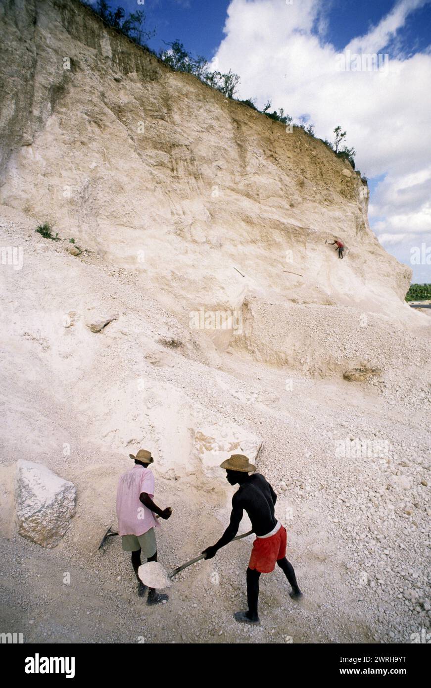 18. Mai 1994; Port-au-Prince, Haiti-Ein Steinbruch wird ausgebeutet. Foto: Wesley Bocxe Stockfoto