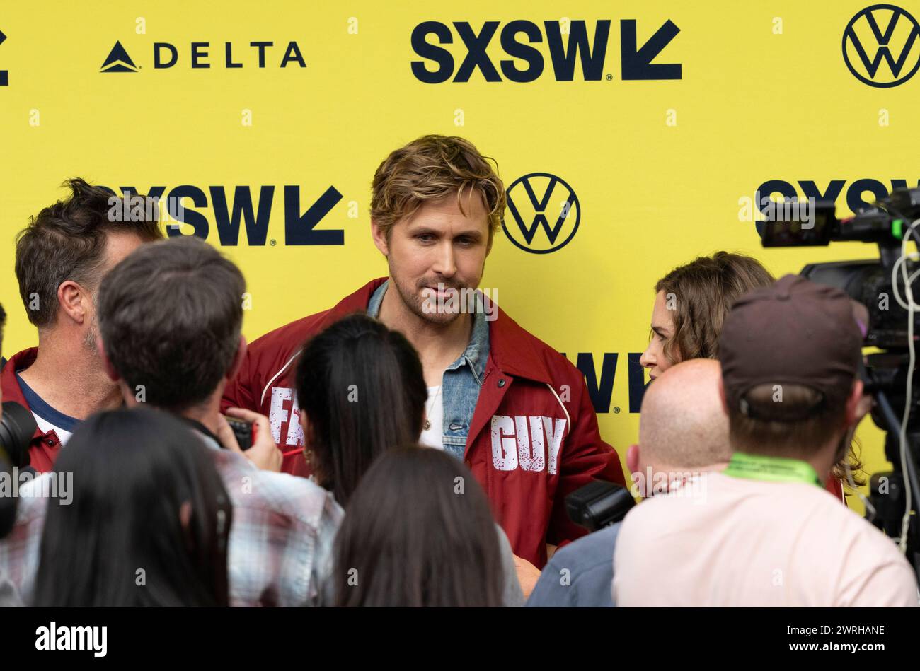 Schauspieler RYAN GOSLING, der Colt Seavers in dem kommenden Film „The Fall Guy“ spielt, beantwortet die Fragen der Reporter, während er bei der Weltpremiere des Films während des South by Southwest (SXSW) Filmfestivals am 12. März 2024 auf dem roten Teppich vor dem Paramount Theater in der Innenstadt von Austin spaziert. Quelle: Bob Daemmrich/Alamy Live News Stockfoto