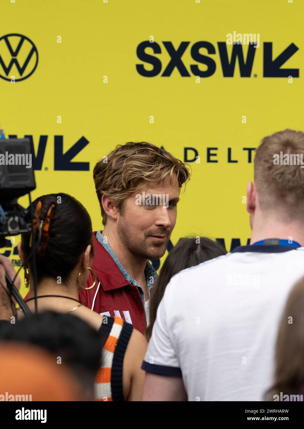 Schauspieler RYAN GOSLING, der Colt Seavers in dem kommenden Film „The Fall Guy“ spielt, beantwortet die Fragen der Reporter, während er bei der Weltpremiere des Films während des South by Southwest (SXSW) Filmfestivals am 12. März 2024 auf dem roten Teppich vor dem Paramount Theater in der Innenstadt von Austin spaziert. Quelle: Bob Daemmrich/Alamy Live News Stockfoto