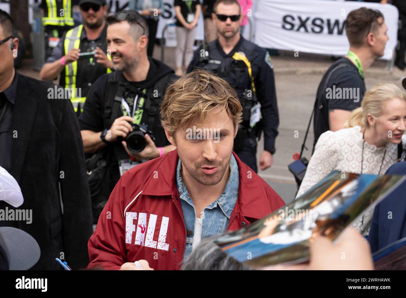 Schauspieler RYAN GOSLING, der Stuntman Colt Seavers in dem neuen Film „The Fall Guy“ spielt, begrüßt Fans vor dem Paramount Theater in der Innenstadt von Austin bei der Weltpremiere des Films während des South by Southwest (SXSW) Filmfestivals am 12. März 2024. Quelle: Bob Daemmrich/Alamy Live News Stockfoto