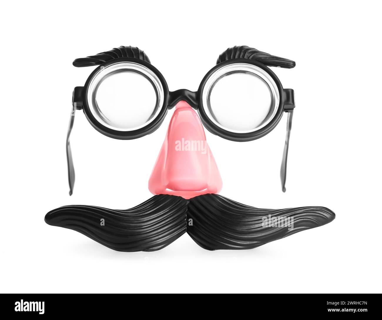 Lustige Maske mit falschem Schnurrbart, Nase und Brille isoliert auf weiß Stockfoto