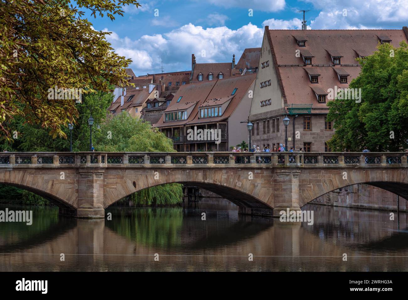 Dies ist ein Blick auf die Maxbruckbrücke, ein historisches Reiseziel entlang der Pegnitz am 15. August 2022 in Nürnberg Stockfoto