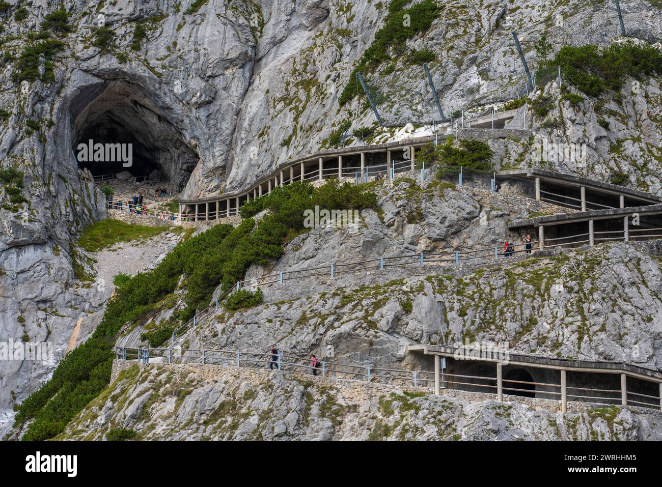 Dies ist der Eingang zur Eisriesenwelt, der größten Eishöhle der Welt am 07. September 2022 in Werfen, Österreich Stockfoto