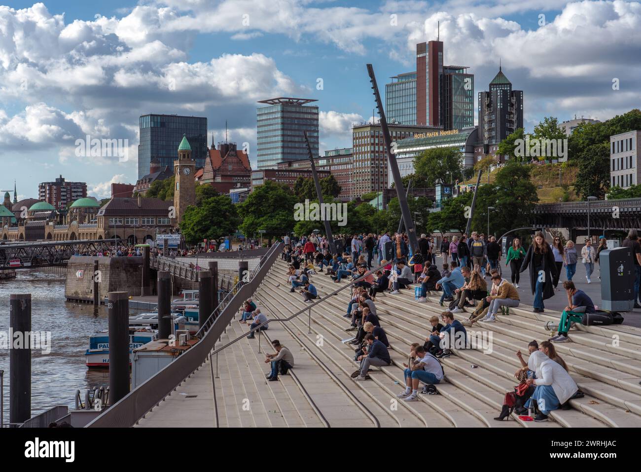 Dies ist ein Blick auf die Jan Fedder Promenade, ein beliebtes Hafenviertel, wo sich die Menschen am 11. September 2022 in Hamburg entspannen Stockfoto