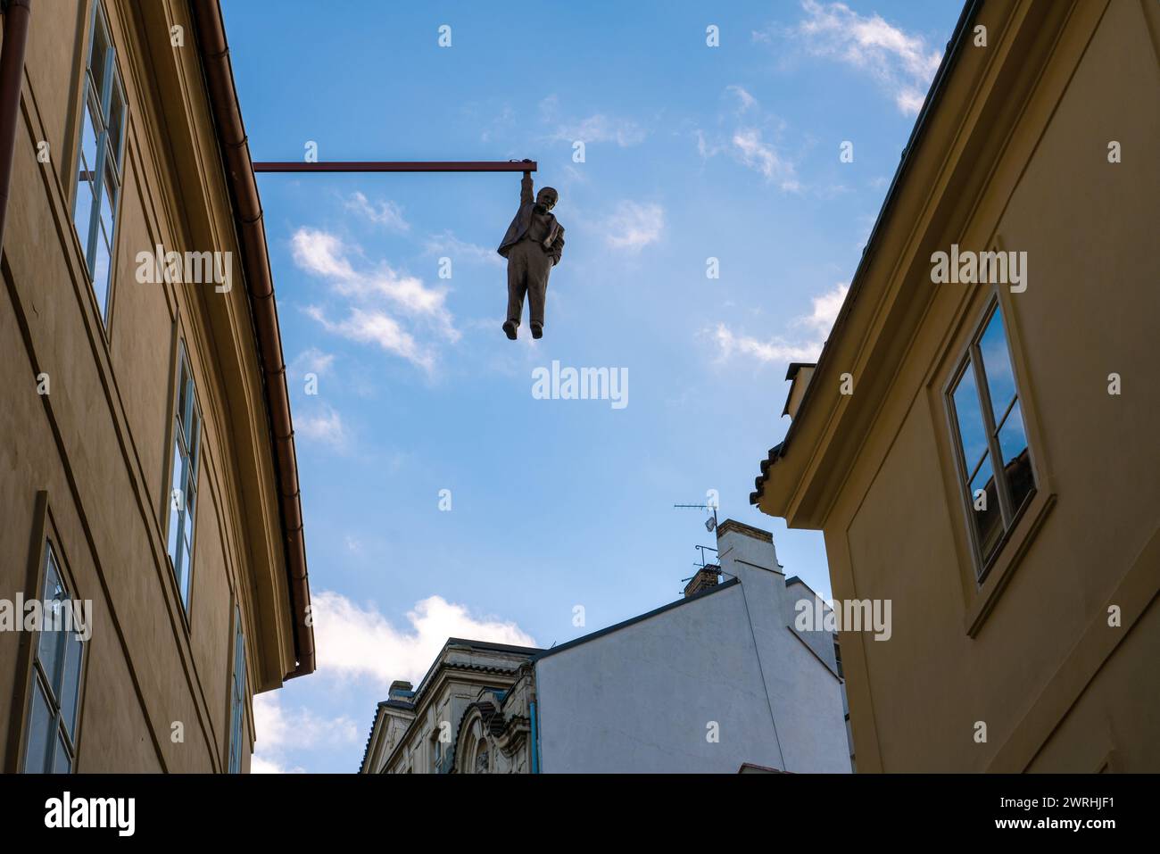 Dies ist eine Statue namens der Mann hängt heraus, ein beliebtes Wahrzeichen in der Prager Altstadt am 08. Dezember 2022 in Prag, Tschechien Stockfoto