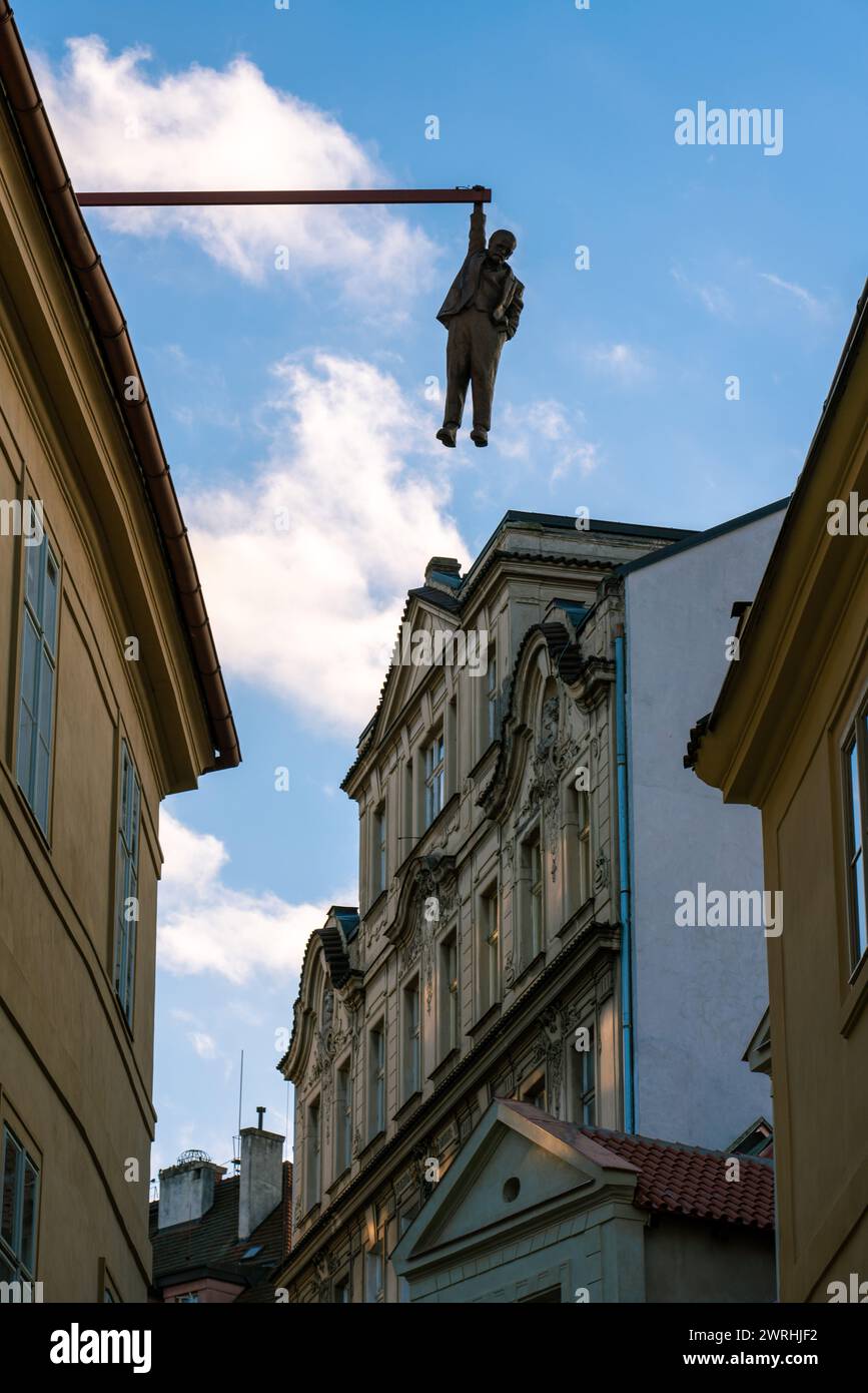 Blick auf den Mann, der draußen hängt, eine berühmte Statue und Reiseziel der Altstadt am 08. Dezember 2022 in Prag, Tschechische Republik Stockfoto