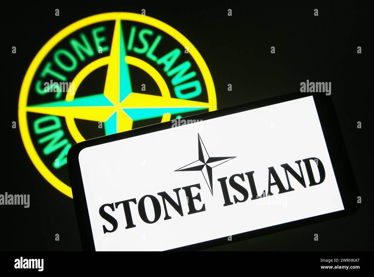 Kiew, Ukraine. März 2024. In dieser Abbildung ist das Stone Island Logo auf einem Smartphone und einem pc-Bildschirm zu sehen. (Foto von Pavlo Gonchar/SOPA Images/SIPA USA) *** ausschließlich für redaktionelle Nachrichten *** Credit: SIPA USA/Alamy Live News Stockfoto