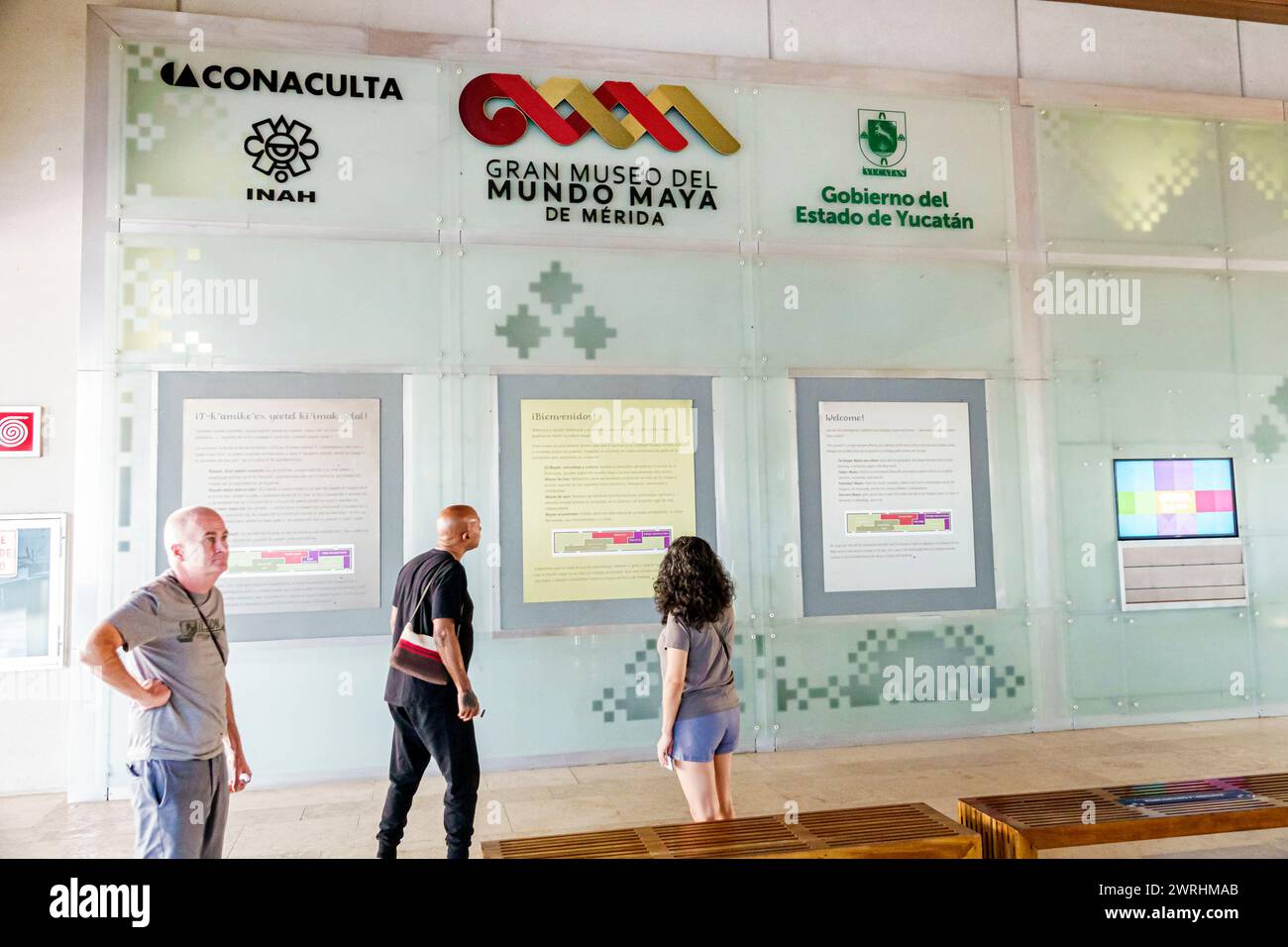 Merida Mexico, Zona Industrial, Calle 60, Maya World Museum of Merida Gran Museo del Mundo Maya, Inneneinrichtung, 3 Sprachen willkommen, Maya Spanisch E Stockfoto