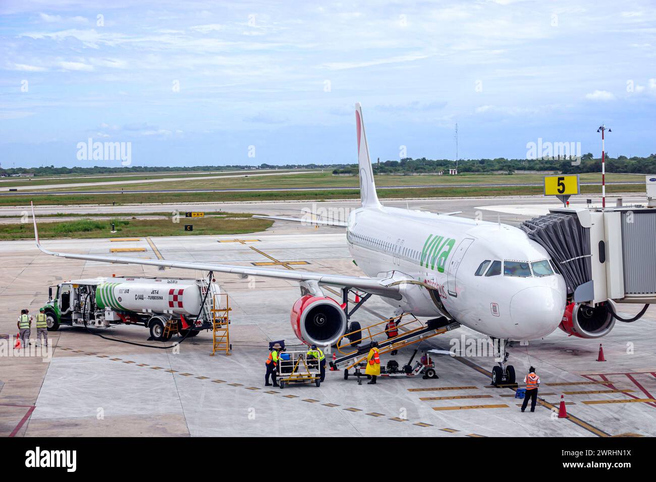 Merida Mexico, Manuel Crescencio Rejon Merida International Airport, Asphaltterminal, Gate-Bereich, Blick durch Fenster, Viva Aerobus, kommerzielle Luft Stockfoto