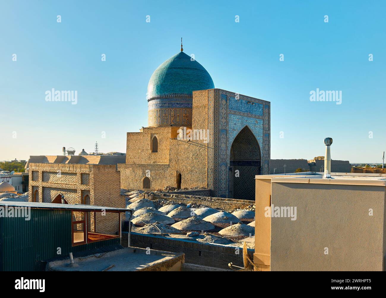 Blick auf den Kulturplatz der Kalyan Moschee masjid Madrasah bei Sonnenuntergang in Buchara, Usbekistan Stockfoto