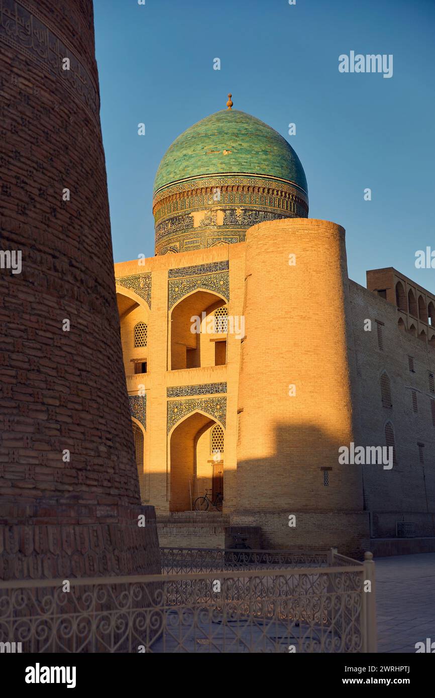 Blick auf den Kulturplatz und die kalyanische Moschee masjid Madrasah bei Sonnenuntergang in Buchara, Usbekistan Stockfoto