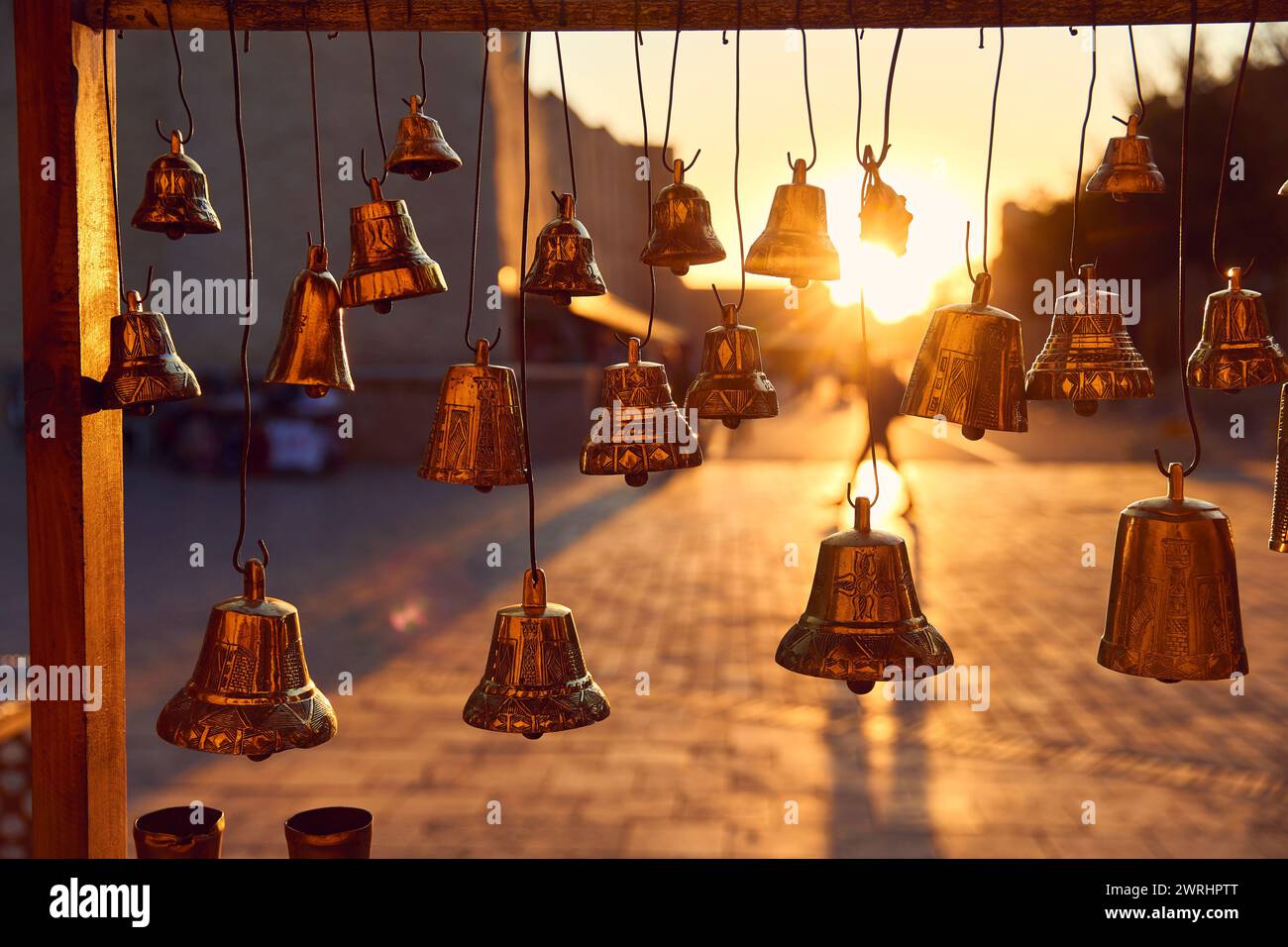 Alte traditionelle Bronze- und goldene Glocken mit auf dem Straßenmarkt in Buchara Usbekistan. Reisen Sie durch die Seidenstraße in Zentralasien. Stockfoto