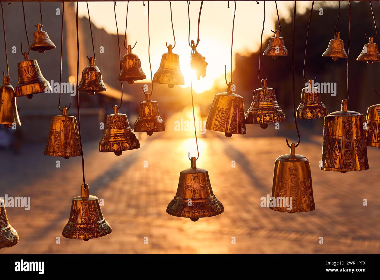 Alte traditionelle Bronze- und goldene Glocken mit auf dem Straßenmarkt in Buchara Usbekistan. Reisen Sie durch die Seidenstraße in Zentralasien. Stockfoto