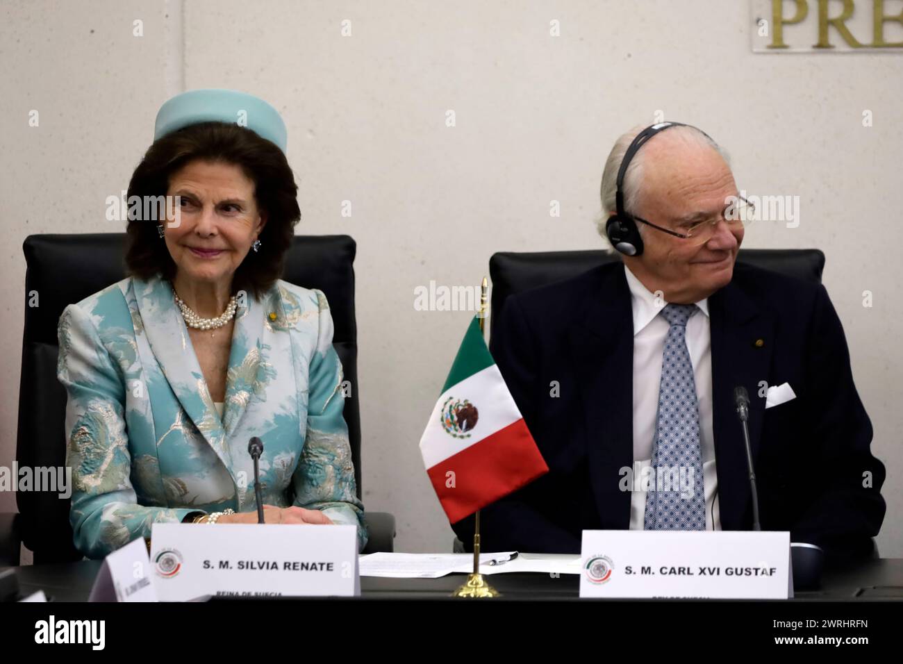 Mexiko-Stadt, Mexiko. März 2024. 12. März 2024, Mexiko-Stadt: Die schwedische Königin Silvia und der schwedische König Carl XVI Gustaf während einer Pressekonferenz nach Unterzeichnung der Vereinbarung am ersten Tag des Staatsbesuchs in Mexiko im mexikanischen Senat. Am 12. März 2024 in Mexiko-Stadt. (Foto: Luis Barron/Eyepix Group/SIPA USA) Credit: SIPA USA/Alamy Live News Stockfoto