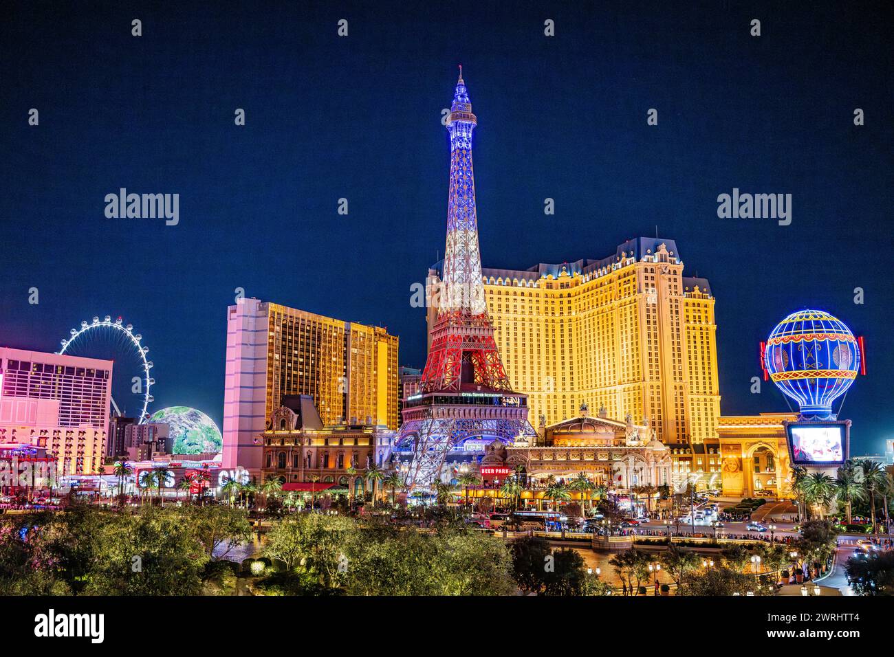 Paris Casino - Landschaft des Las Vegas Boulevard in der Abenddämmerung mit leuchtenden Lichtern des Eiffle Tower - Ballon Sphere High Roller Stadtbild Stockfoto