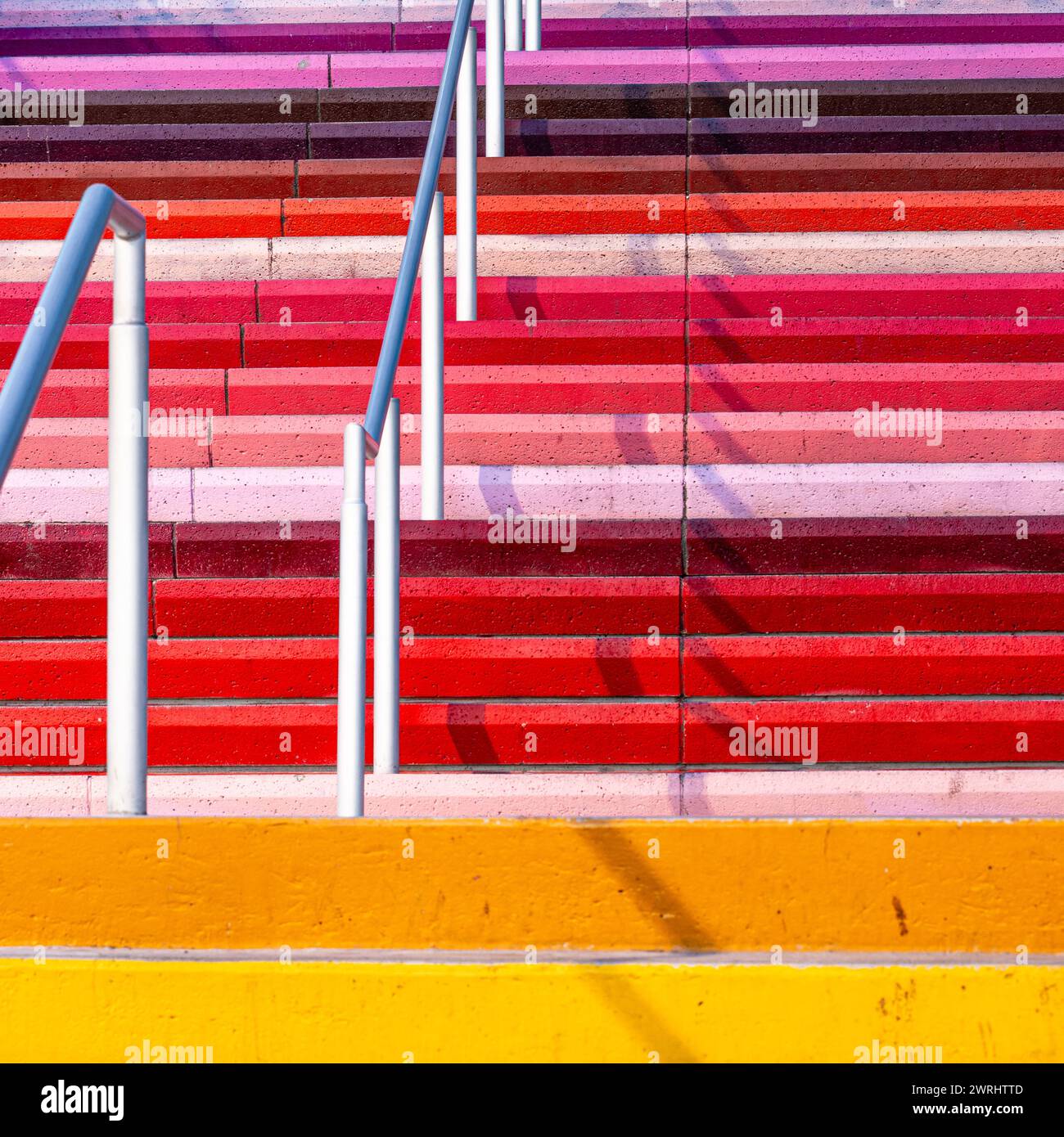 Bunte Treppen entlang des Las Vegas Boulevard - regenbogenfarbene gestreifte Stufen auf dem Streifen mit silbernem Geländer - bunte urbane Staircase Street Art Stockfoto