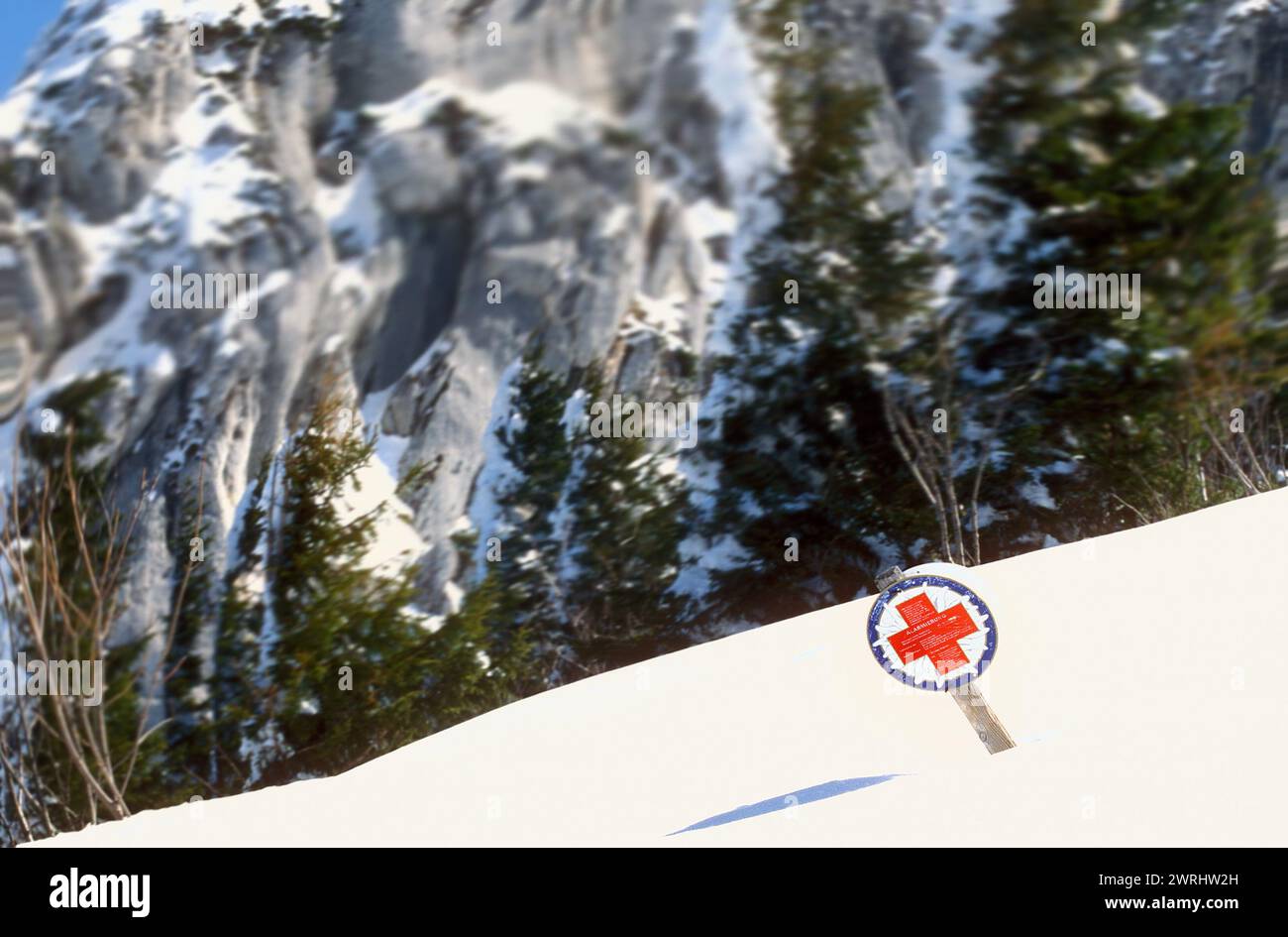 Ärztliches Notfall-Rotes Kreuz im Schnee auf der Kampenwand, Bayern, Deutschland Stockfoto