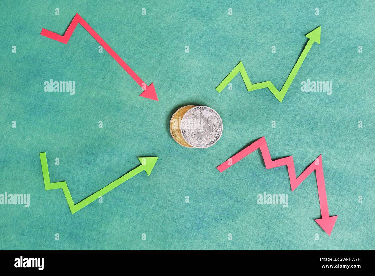 Zusammensetzung von Bitcoin und grünem und rotem Pfeil nach oben und unten. Konzept für den Handel mit Kryptowährungen und die Volatilität. Stockfoto