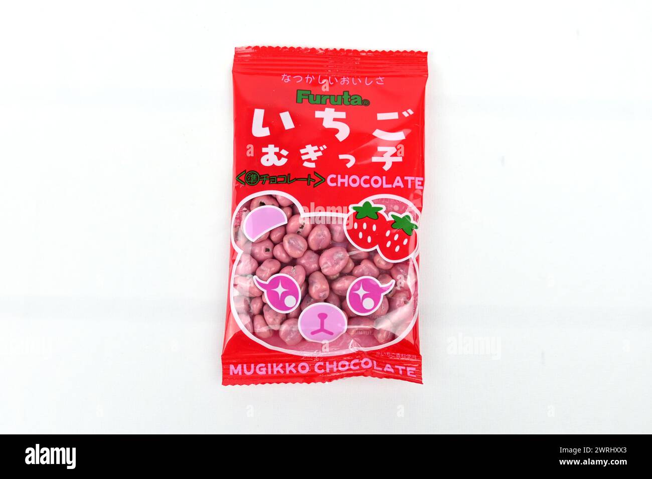 Furuta Mugikko Erdbeergeschmack mit Schokolade beschichtete Weizenpuffs (mugi Choco) - Wales, Vereinigtes Königreich - 12. März 2024 Stockfoto