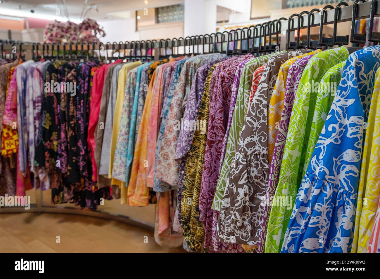 Verschiedene Arten von Batikblusen zum Verkauf im Einzelhandel. Stockfoto