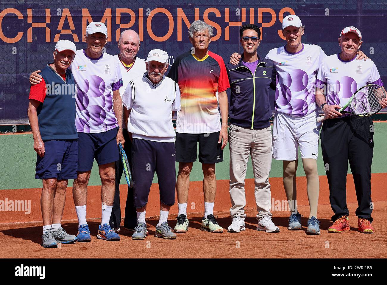 Manavgat, Antalya, Türkei. März 2024. U.a. Bernd Martin (GER) Kapitän, Hans-Peter Balke (GER), Edgar Evenkamp (GER), Paul Schorn (GER), Chris Burr (CAN), Tim Griffin (CAN) Captain, Joe Forrayi (CAN) während der Weltmeisterschaft 2024 im Team und Einzelpersonen 65-85 (Credit Image: © Mathias Schulz/ZUMA Press Wire) NUR ZUR REDAKTIONELLEN VERWENDUNG! Nicht für kommerzielle ZWECKE! Stockfoto