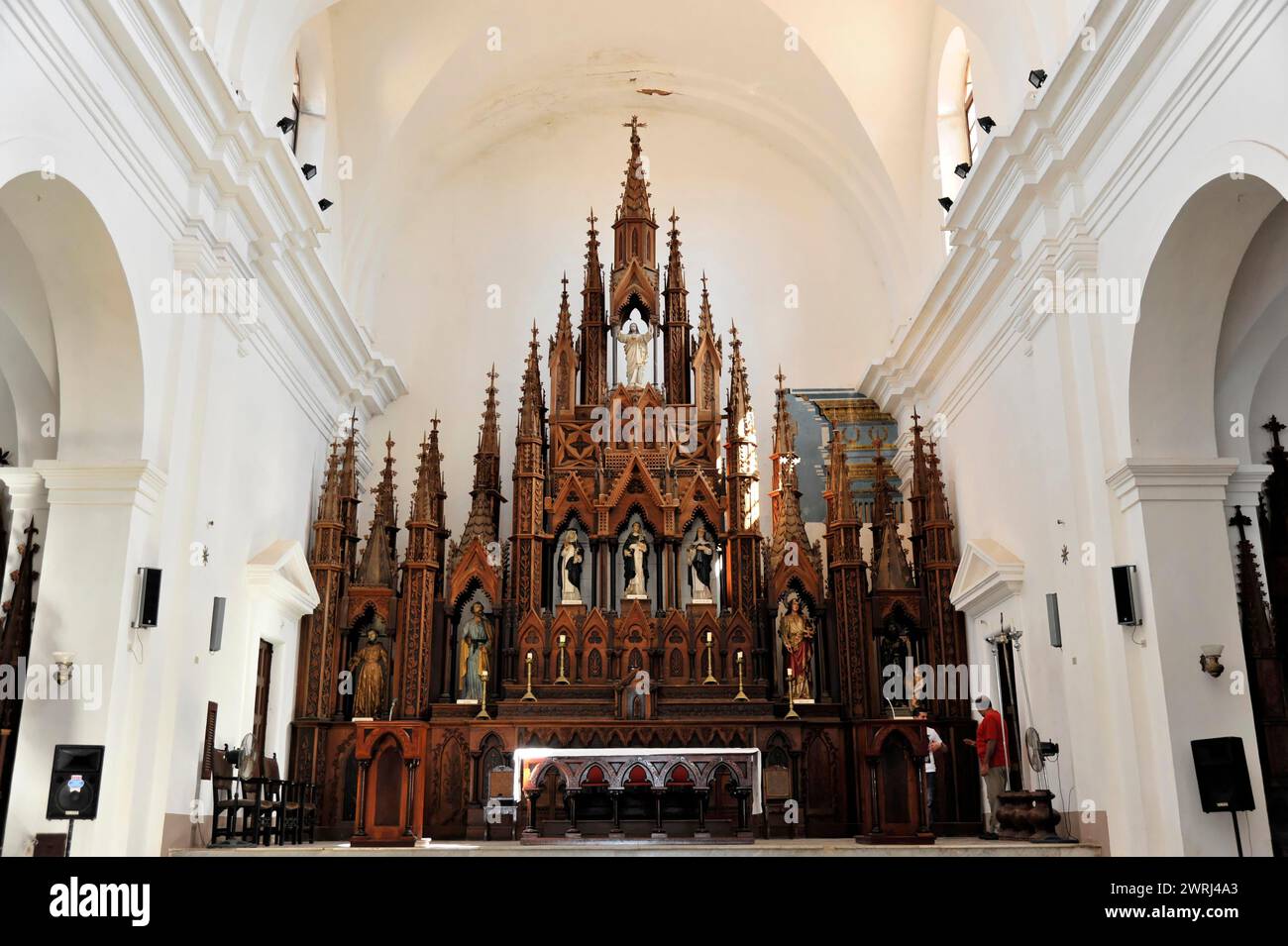 Majestätischer Hochaltar im gotischen Stil im Inneren einer Kirche mit reichen Dekorationen, Trinidad, Kuba, Zentralamerika Stockfoto