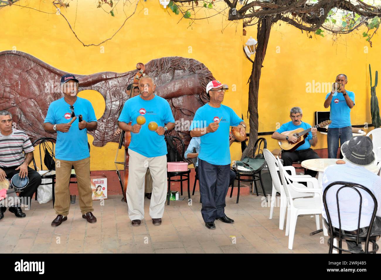 Eine Gruppe von Musikern spielt traditionelle Musik in ungezwungener Atmosphäre, Trinidad, Kuba, Zentralamerika Stockfoto