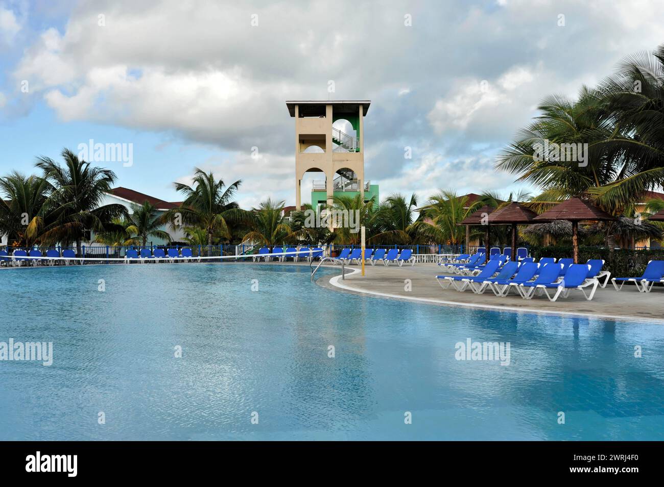 Swimmingpool mit Liegestühlen und Turm unter klarem blauem Himmel in einem Ferienresort, Cayo Coco, Kuba, Zentralamerika Stockfoto