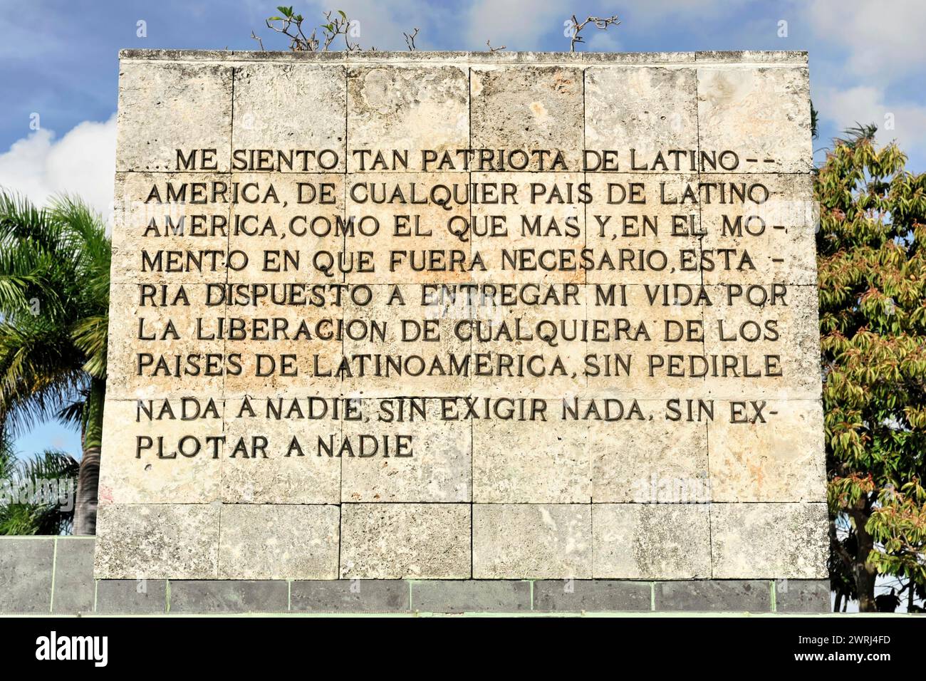 Mauer mit eingraviertem Zitat als Teil eines öffentlichen Denkmals, (Memorial del Ernesto Che Guevara Monument, Santa Clara), Kuba, Zentralamerika Stockfoto