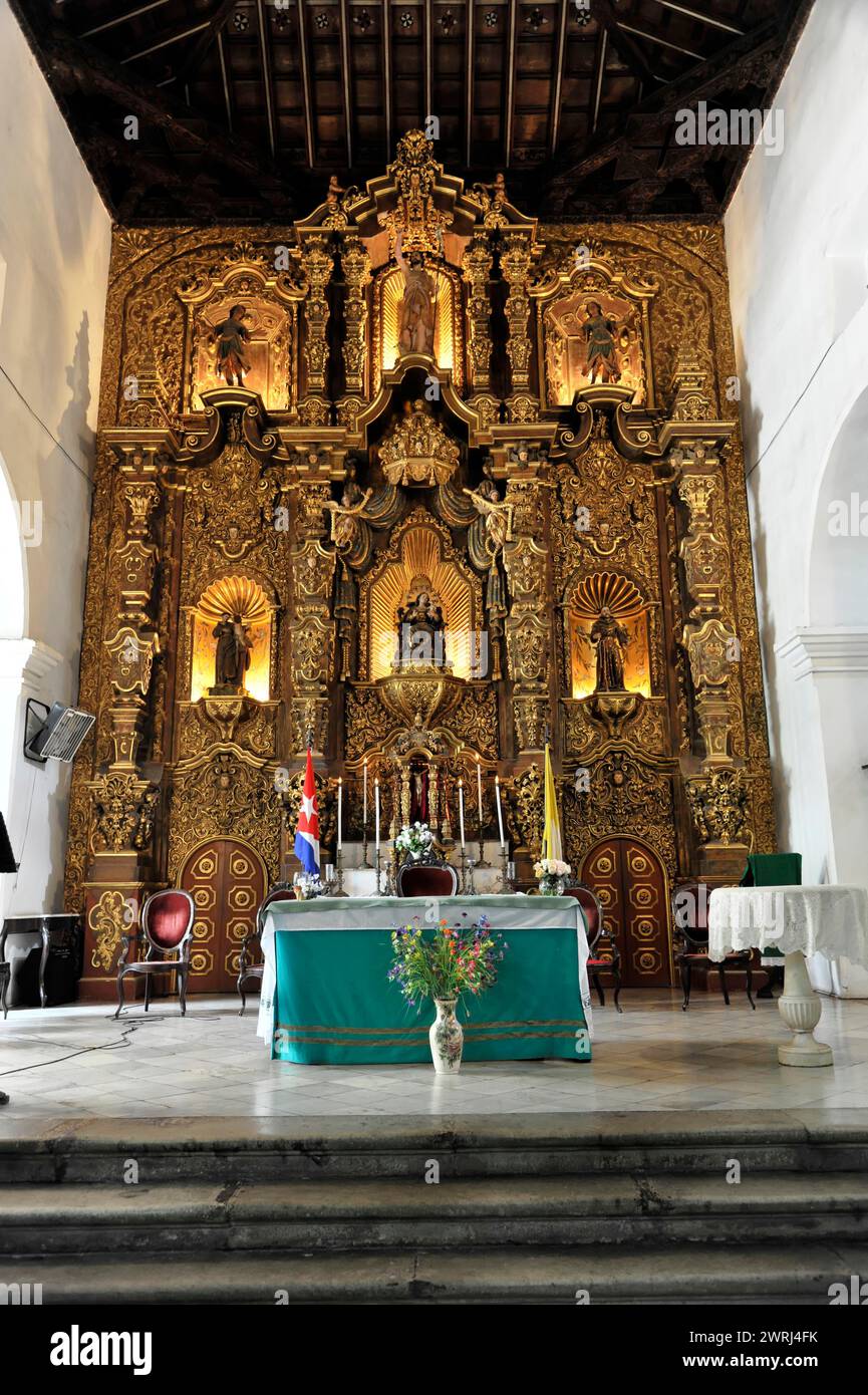 Reich geschmückter goldener Altar in einer Kirche mit religiösen Symbolen, San Juan Bautista, Pfarrkirche Bürgermeister, Santa Clara, Kuba, Zentralamerika Stockfoto