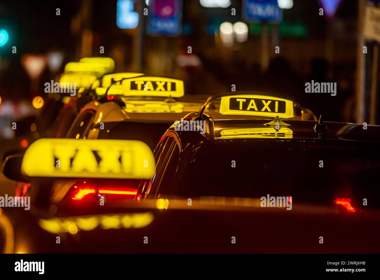 Beleuchtetes Taxischild am Abend, symbolisches Foto, Stuttgart, Baden-Württemberg, Deutschland Stockfoto