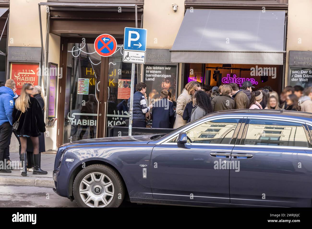 Behindertenparkplatz vor einer trendigen Bar in der modischen Einkaufsstraße Maximilianstraße. Nur behinderte Personen mit einer speziellen Erlaubnis oder Stockfoto