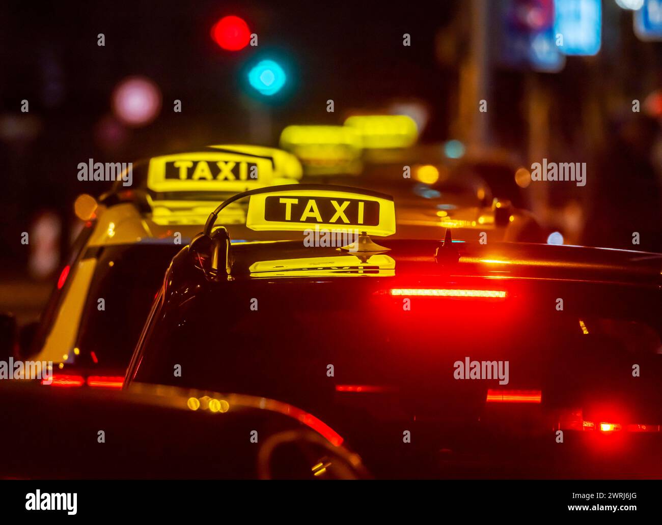Beleuchtetes Taxischild am Abend, symbolisches Foto, Stuttgart, Baden-Württemberg, Deutschland Stockfoto