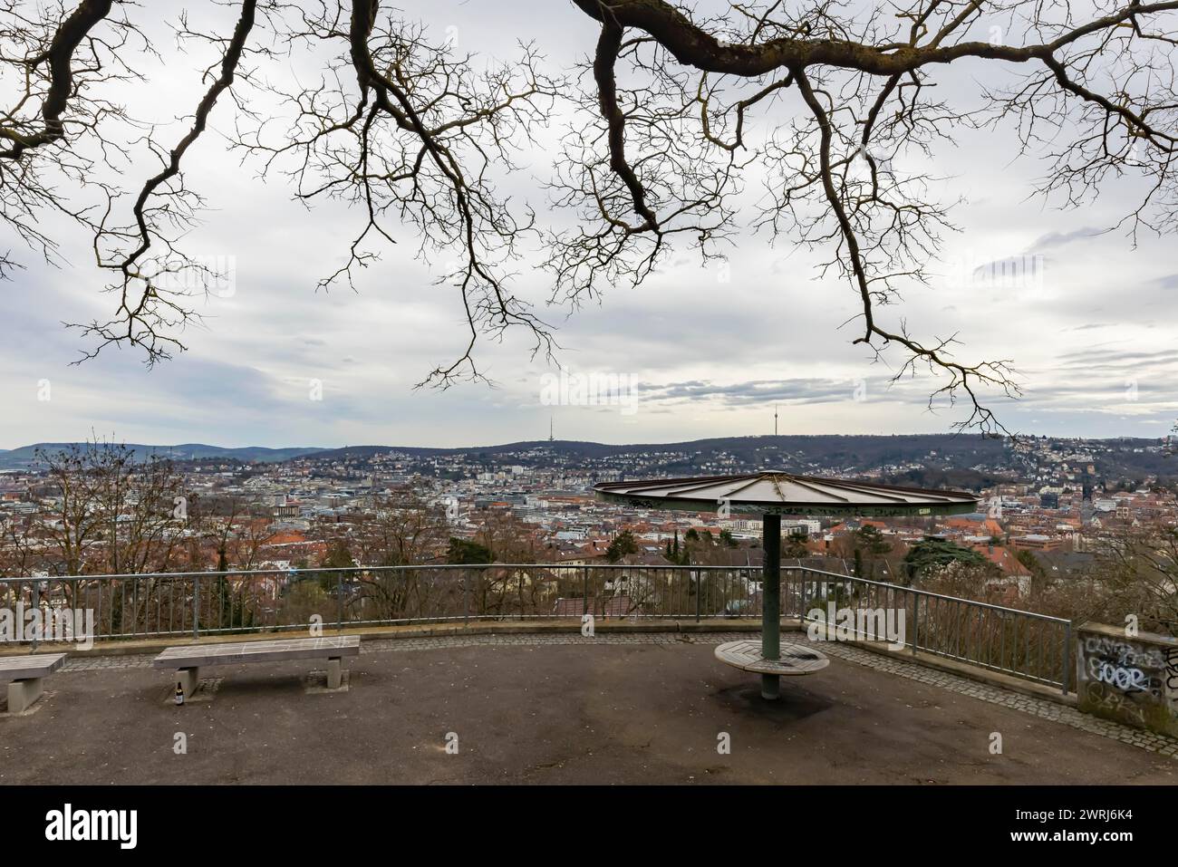Blick auf die Landeshauptstadt, den Fernsehturm am Horizont, Sightseeing, Stuttgart, Baden-Württemberg, Deutschland Stockfoto